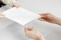 社会保険手続をまだ社内でやっているのですか？